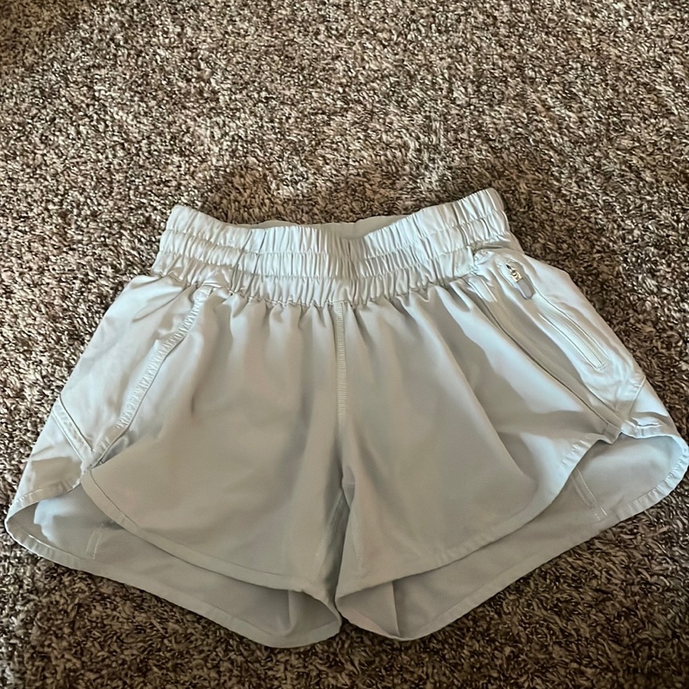 Lulu Lemon hotty hot short 4”
